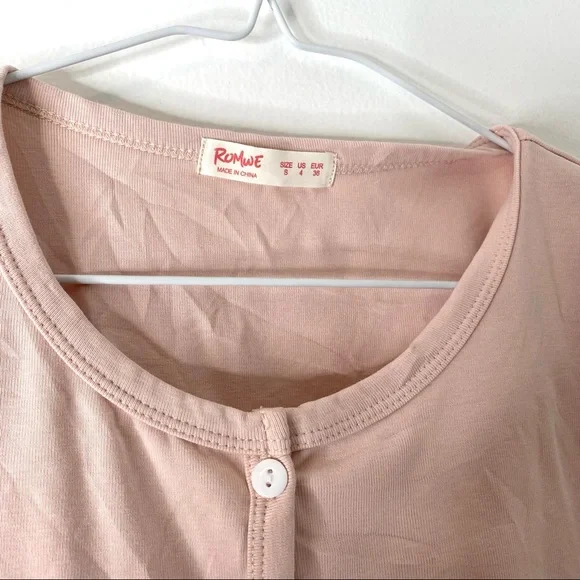 ROMWE Button Front Crop Tee - Picture 2 of 4